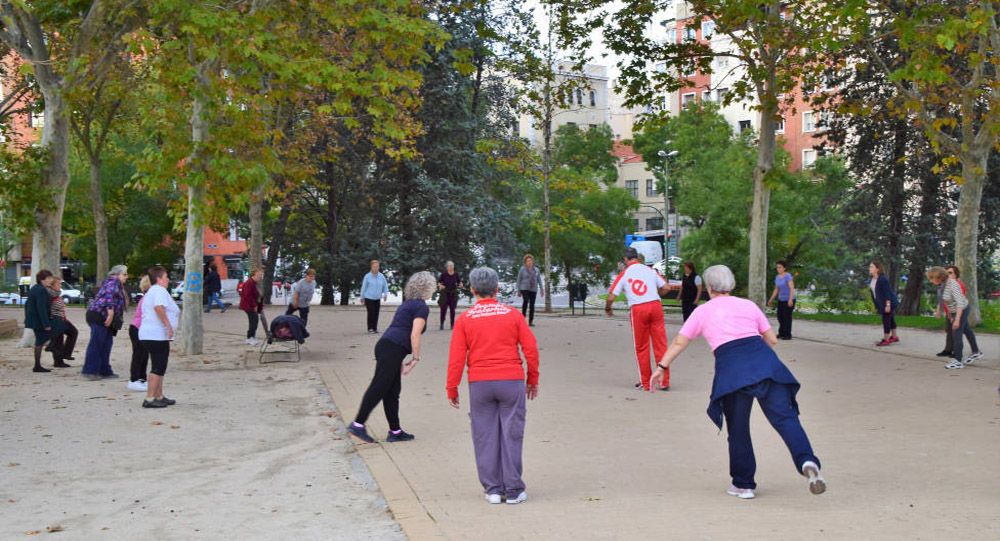 Fitnessing elderly in Spain