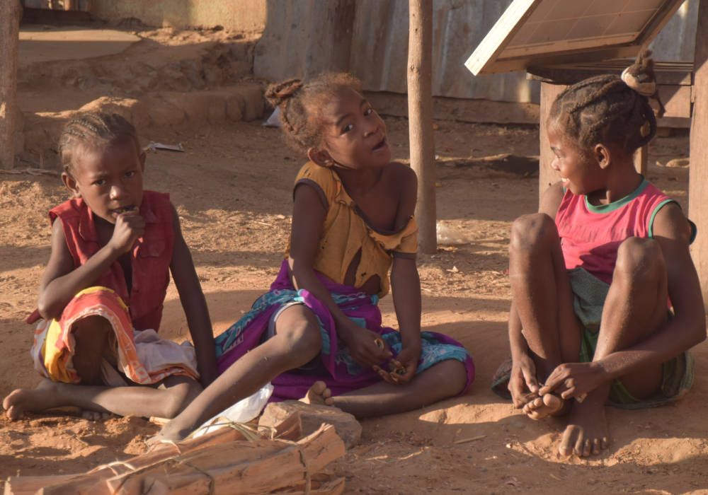 kids in Tsingy de Bemaraha