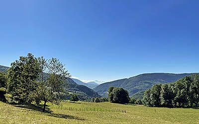 Hiking in the Jura Mountains, the “pure France”