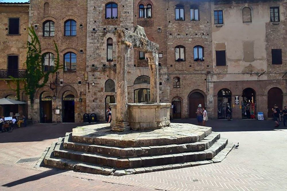 fountain in San Gimignano