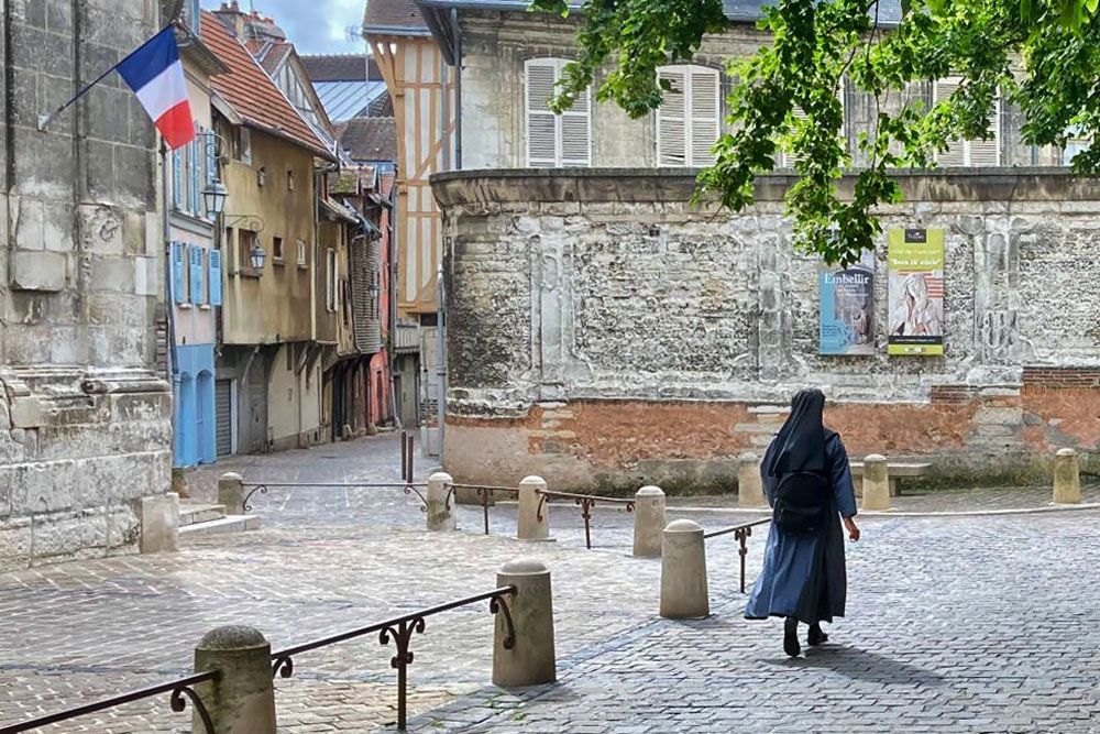 Nun in Troyes
