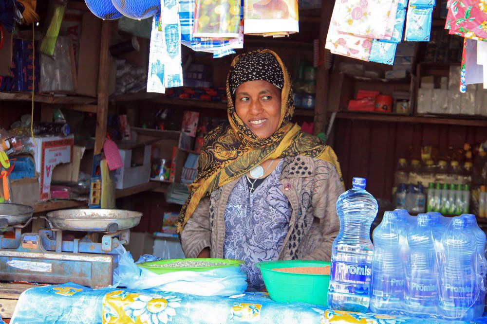 silver-travellers-ethiopia-highlight-addis-abeba-sales-person-mobile Selling goods