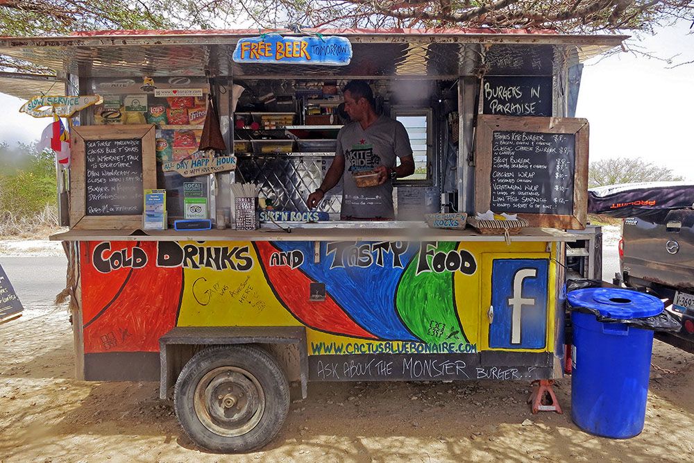 silver-travellers-dutch-caribbean-bonaire-highlight-culinary-bonaire-foodtruck-mobile Foodtruck