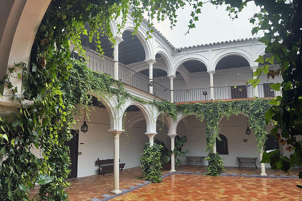 silver-travellers-spain-highlight-caminos-de-pasion-part2-carmona-patio-mobile Patio in Carmona