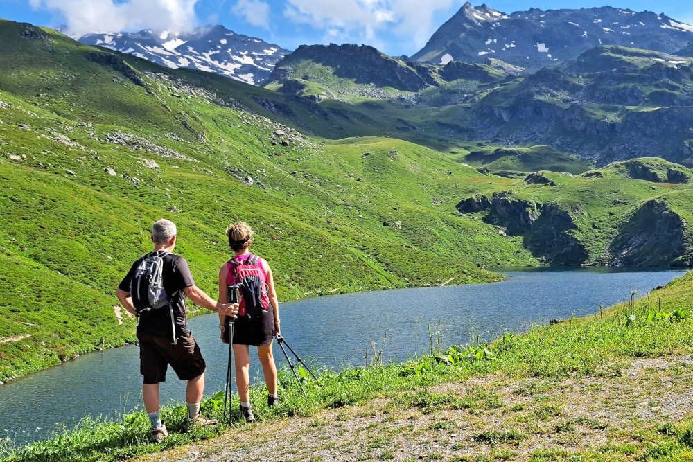 silver-travellers-france-highlight-hike-lac-du-lou-couple-mobile Couple