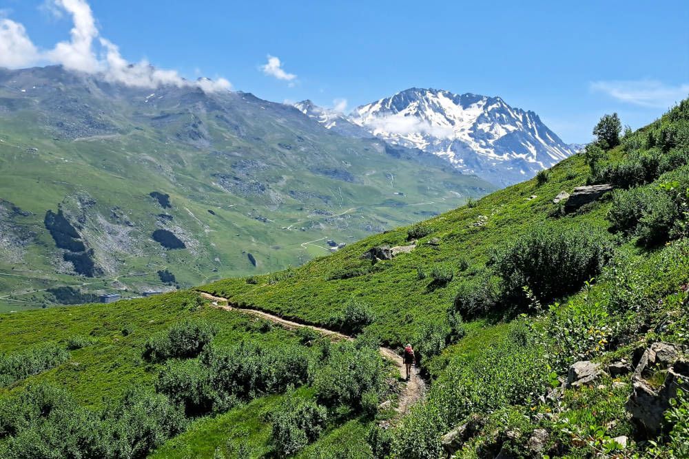 silver-travellers-france-highlight-hike-lac-du-lou-hiker-mobile Hiker