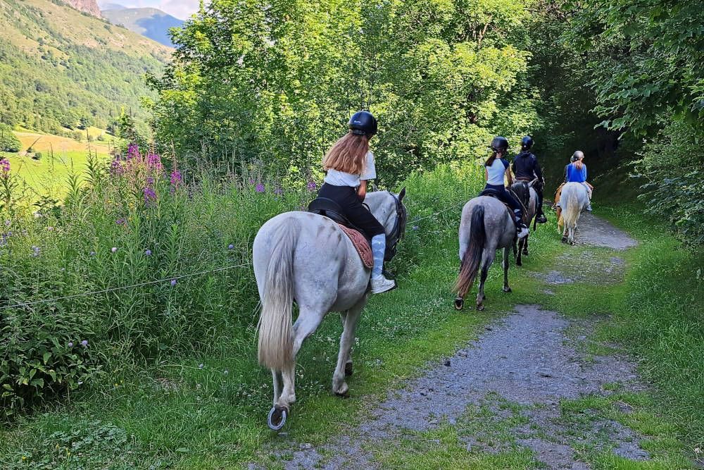 silver-travellers-france-highlight-hike-lac-du-lou-horsewomen-mobile Horsewomen
