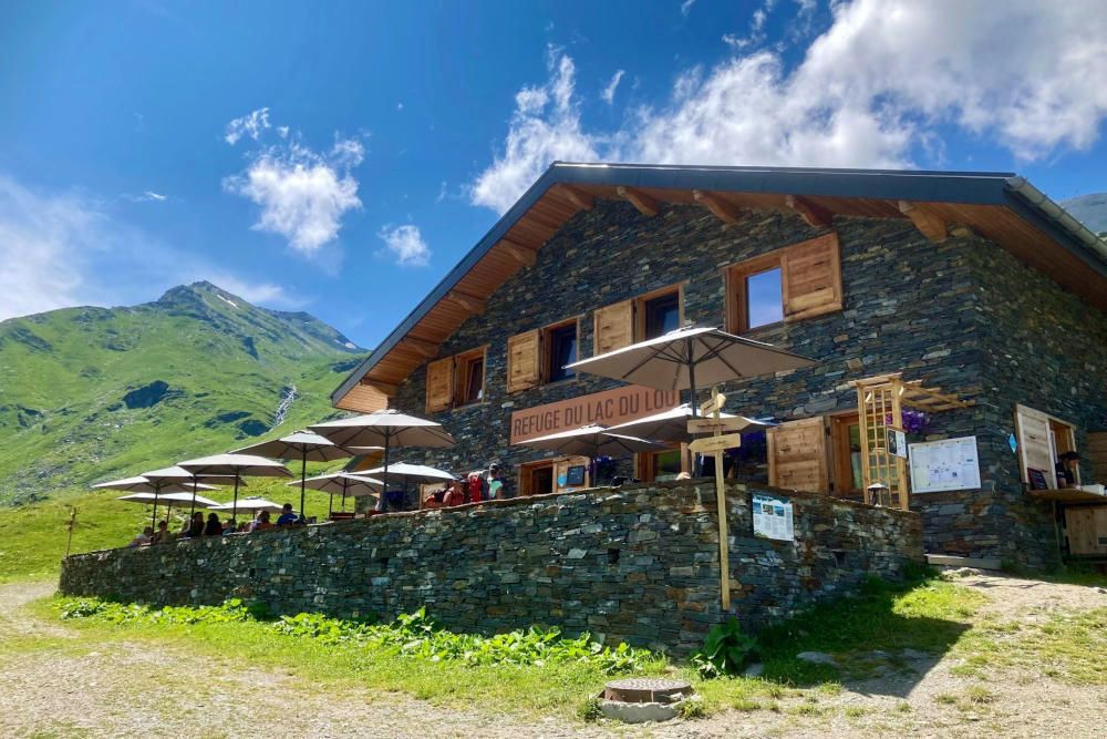 silver-travellers-france-highlight-hike-lac-du-lou-refuge-mobile Refuge
