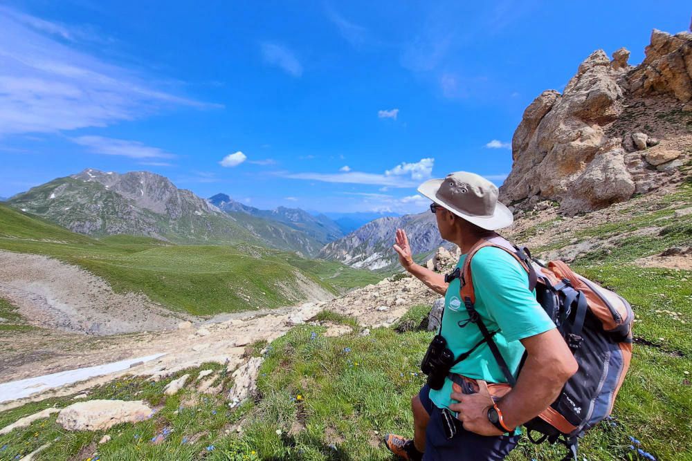 silver-travellers-france-highlight-hike-lac-du-lou-valley-mobile Valley