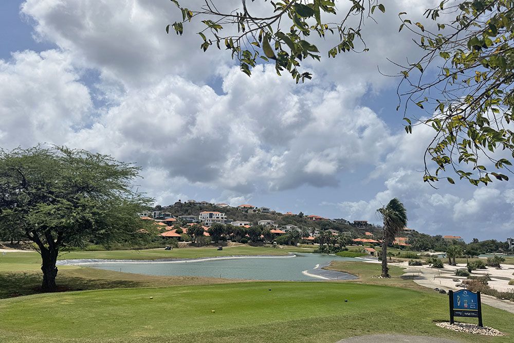 silver-travellers-dutch-caribbean-curacao-highlight-golf-blue-bay-hole1-mobile Hole 1 at Blue Bay