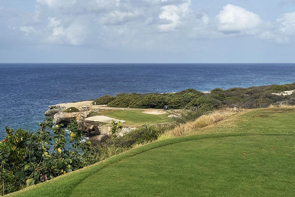silver-travellers-dutch-caribbean-curacao-highlight-golf-blue-bay-signature-hole-mobile signature hole