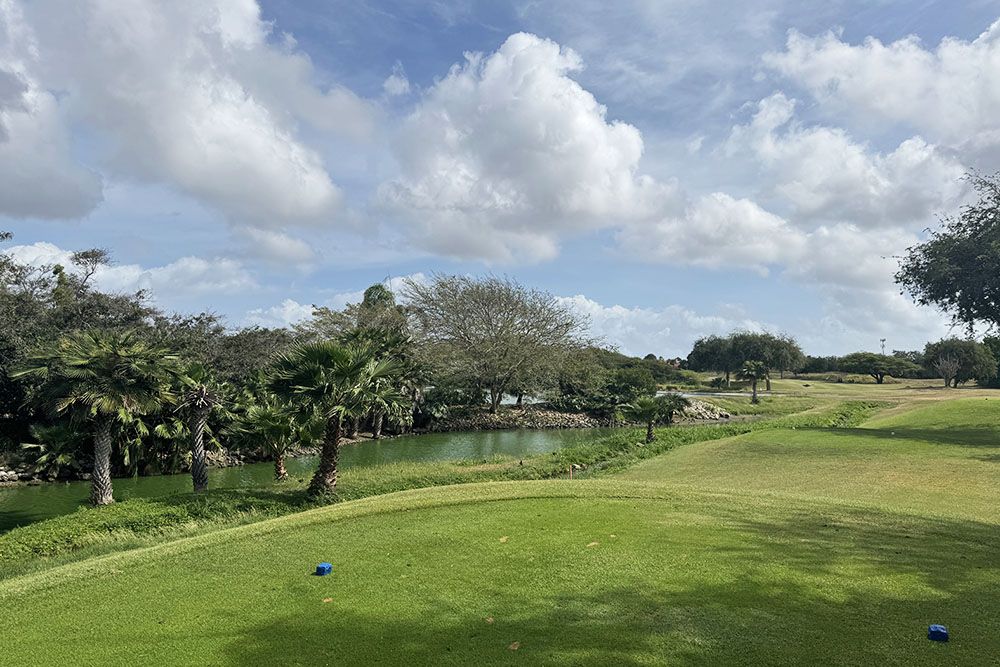 silver-travellers-dutch-caribbean-curacao-highlight-golf-blue-bay-water-hazard-mobile Water hazard