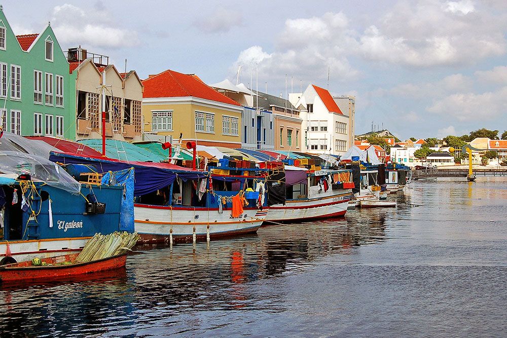 silver-travellers-dutch-caribbean-curacao-highlight-willemstad-part1-floating-market-mobile Floating market