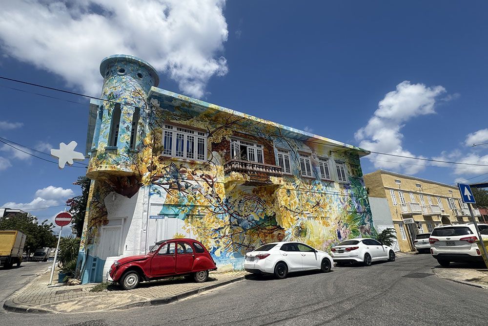 silver-travellers-dutch-caribbean-curacao-highlight-willemstad-part1-francis-sling-mobile Francis Sling