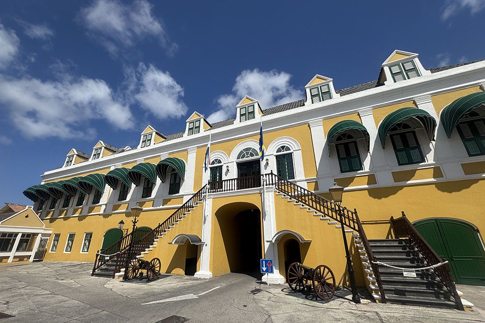 silver-travellers-dutch-caribbean-curacao-highlight-willemstad-part1-governor-s-palace2-mobile Governor's palace during a city tour through Willemstad