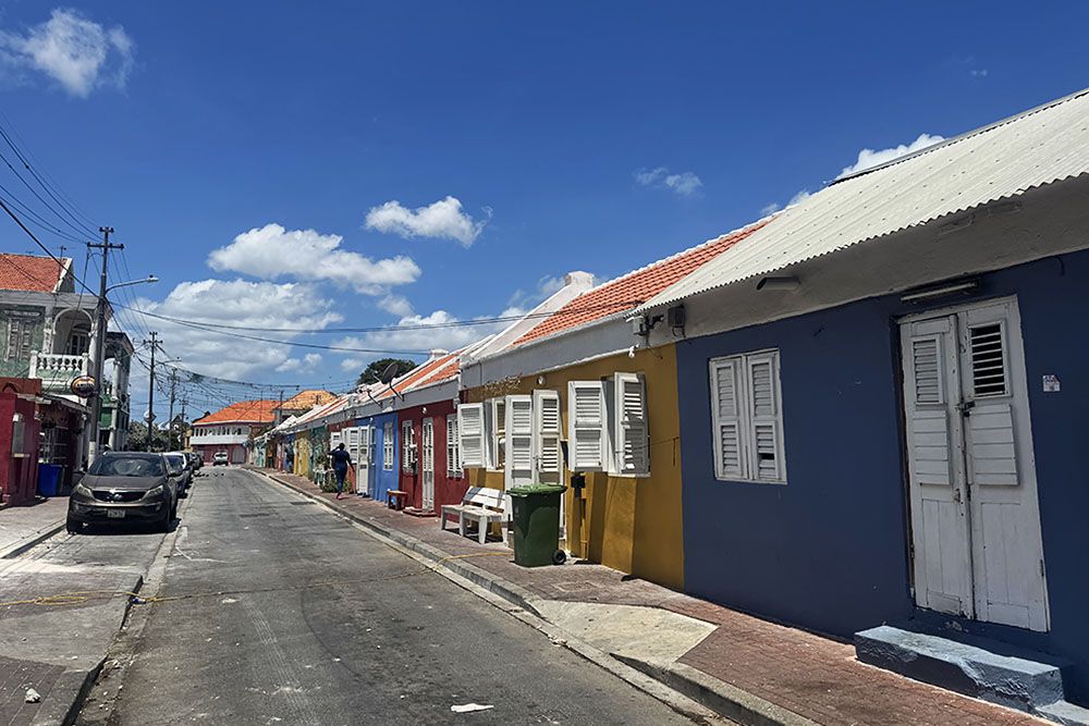silver-travellers-dutch-caribbean-curacao-highlight-willemstad-part1-scharloo-bargestraat-mobile Bargestraat