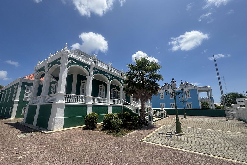 silver-travellers-dutch-caribbean-curacao-highlight-willemstad-part1-scharloo-wedding-cake-mobile Wedding cake