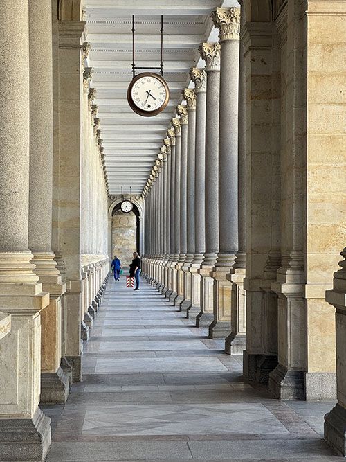 silver-travellers-czech-republic-highlight-carlsbad-colonnade-portrait1