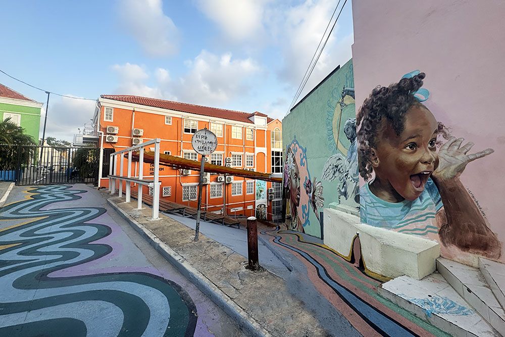 silver-travellers-dutch-caribbean-curacao-highlight-willemstad-part2-otrobanda-photo-or-mural-mobile Photo or mural? In Otrobanda, Willemstad, Curaçao