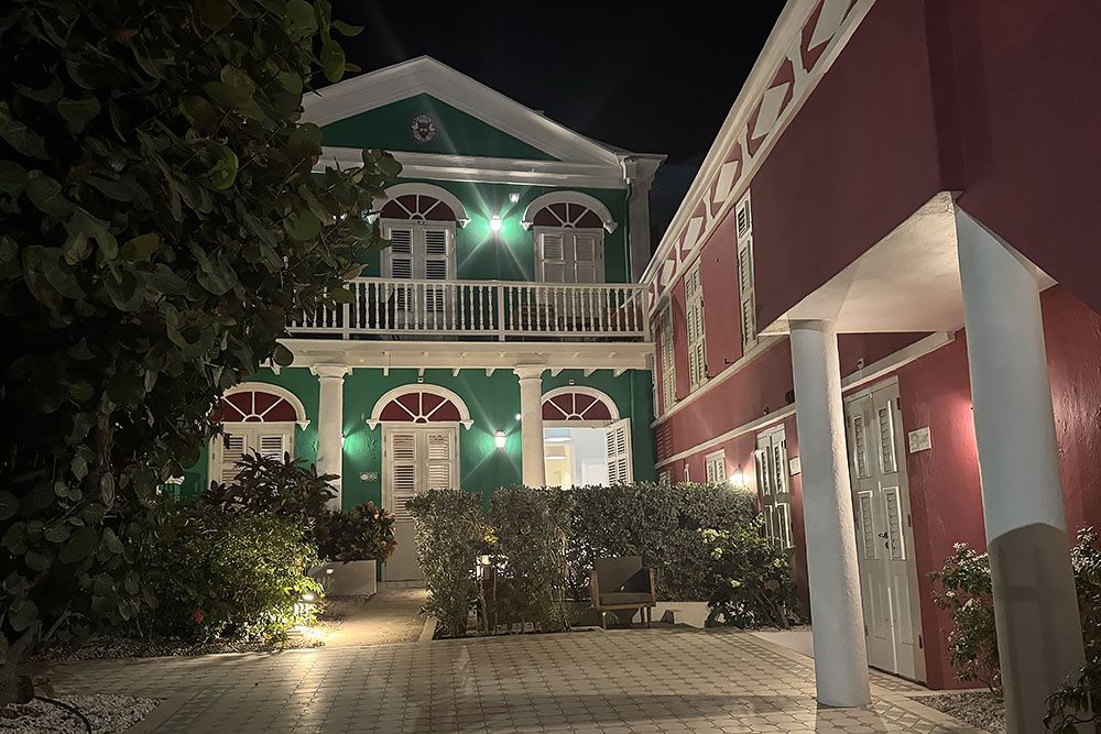 silver-travellers-dutch-caribbean-curacao-highlight-willemstad-part2-pietermaai-courtyard-mobile Courtyard in Pietermaai, Willemstad, Curaçao