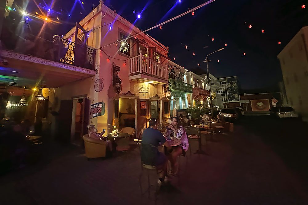silver-travellers-dutch-caribbean-curacao-highlight-willemstad-part2-pietermaai-mundo-bizarro-mobile Mundo Bizarro