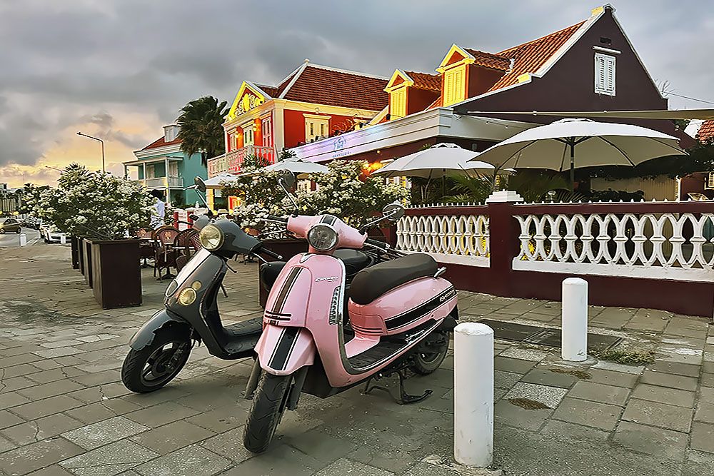 silver-travellers-dutch-caribbean-curacao-highlight-willemstad-part2-pietermaai-terrace-mobile terrace in Pietermaai