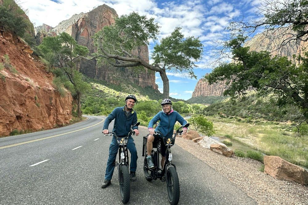 silver-travellers-usa-highlight-national-parks-swusa-zionnp-ebike-mobile e-bike