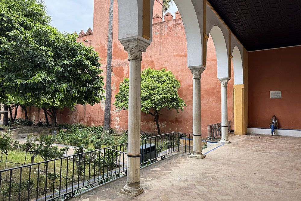 Guide having a break