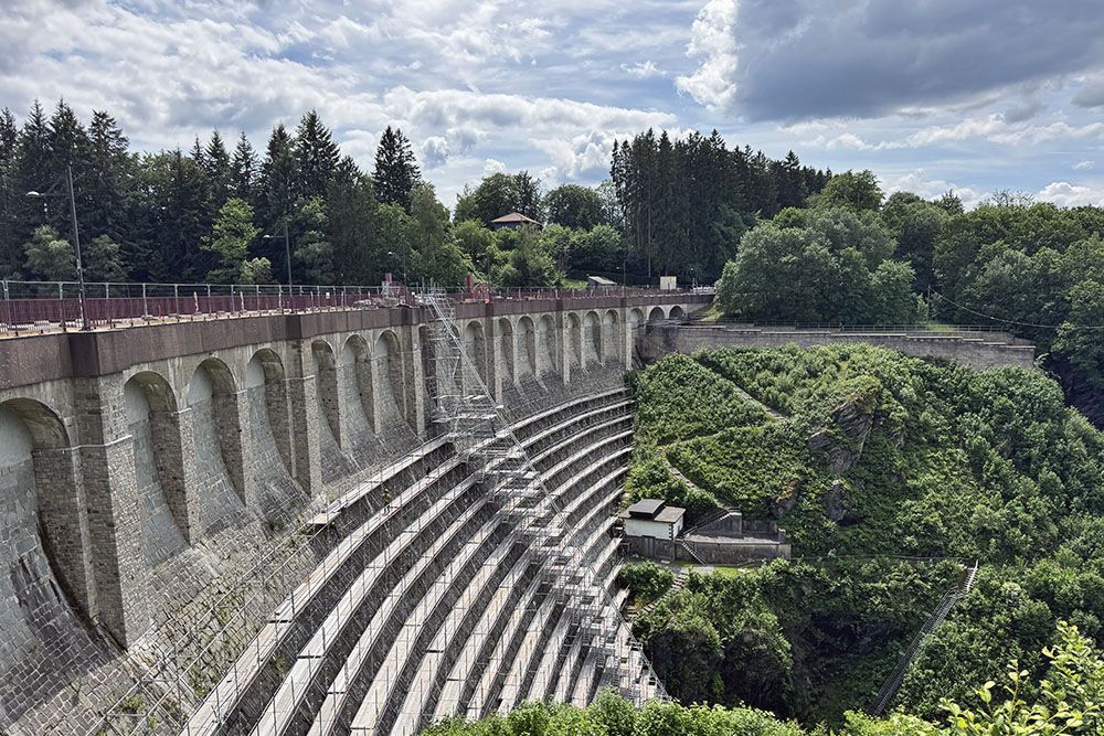 The dam is currently being restored. The scaffolding gives it a monumental look. From a distance it almost resembles a Roman amphitheatre.
