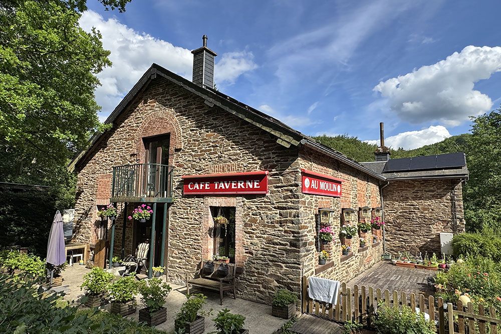 Café Taverne of Camping Du Moulin with “52 speciality beers”.
